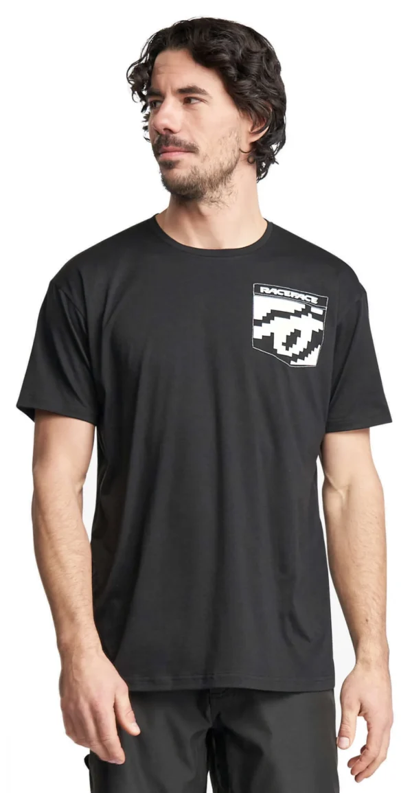 714ff56c65707e5769cd759ad83118f2-convert.webp Футболка Race Face 8 Bit Pocket SS Tee black